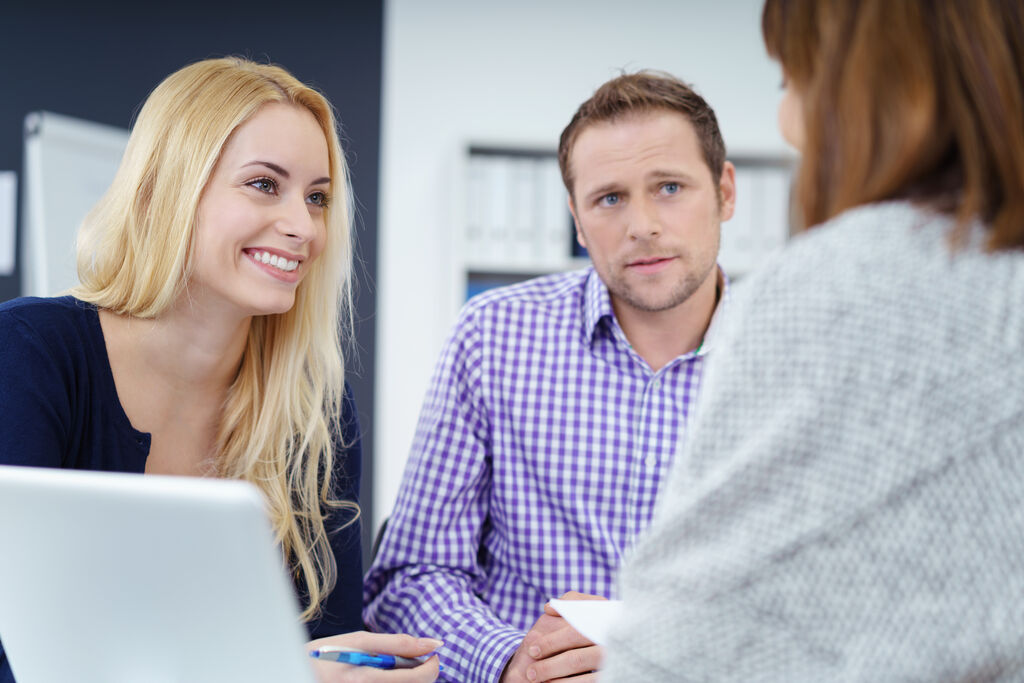 Zwei Personalberater im Kundengespräch