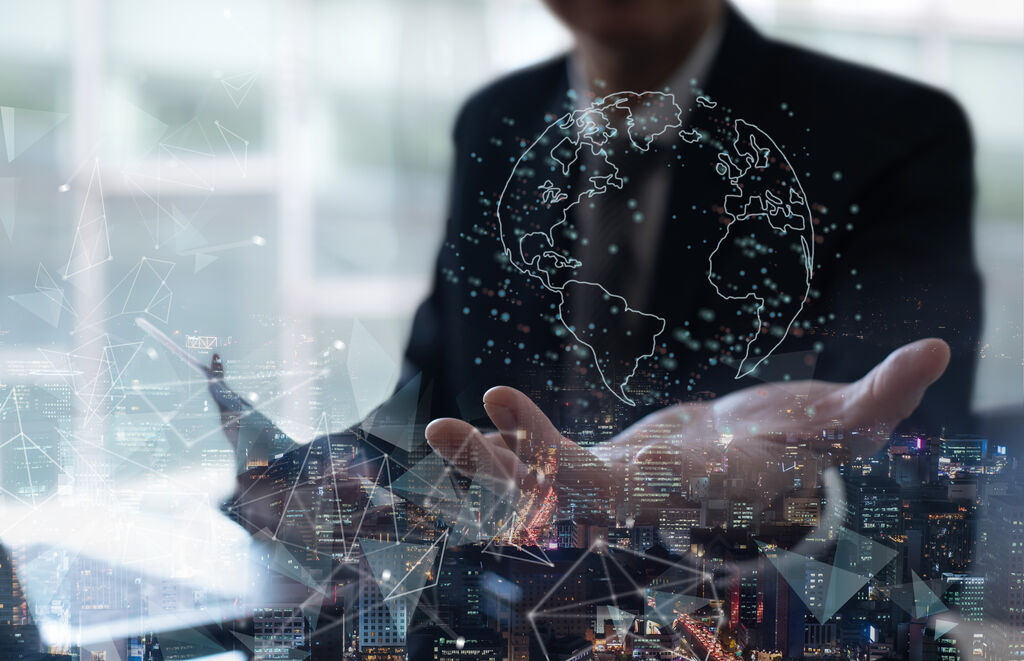 Active Sourcing Mitarbeiter mit Welt in der Hand bei Xing und LinkedIn